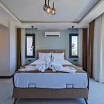 Lotus/ Oeluedeniz Isitmali Kapali Havuzlu Villa Fethiye